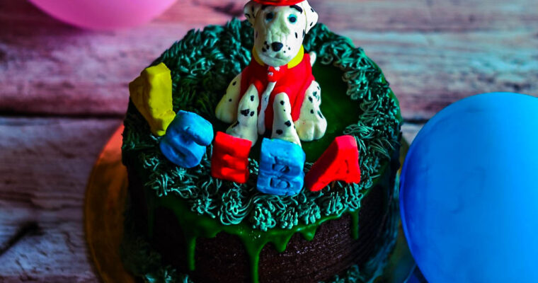 Czekoladowy tort z kremami na 4 urodziny Sebastiana