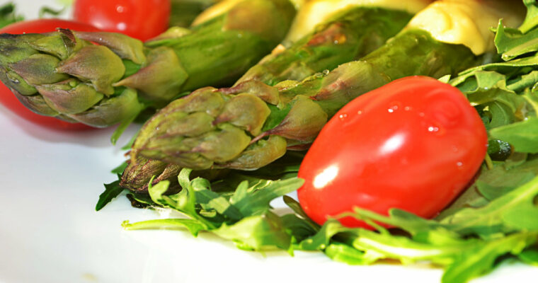 Zapiekane szparagi, podane na rukoli z grzanką czosnkową i polane słodkim sosem z octu ryżowego