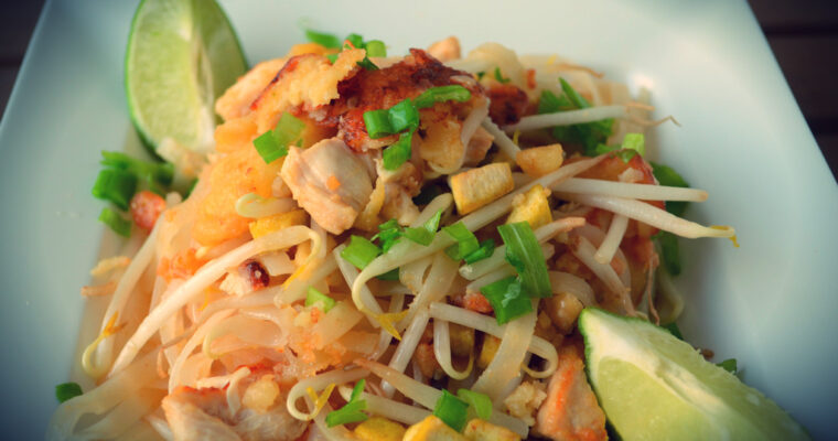 Makaron ryżowy po tajsku z kurczakiem w cieście naleśnikowym